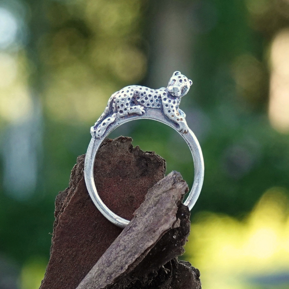 Sunning Jaguar, silver