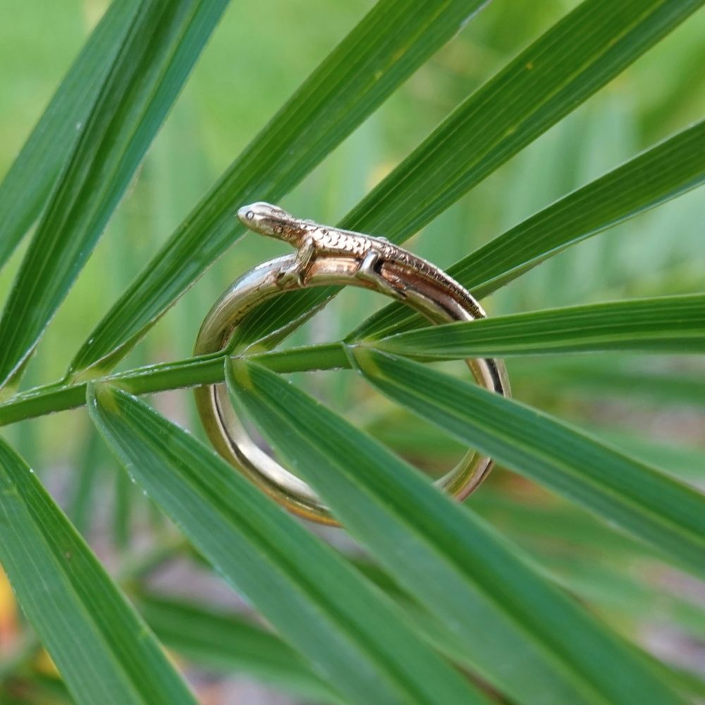 Sunning Lizard, 14K gold