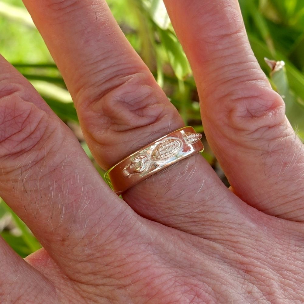 Swimming Alligator, 14K gold