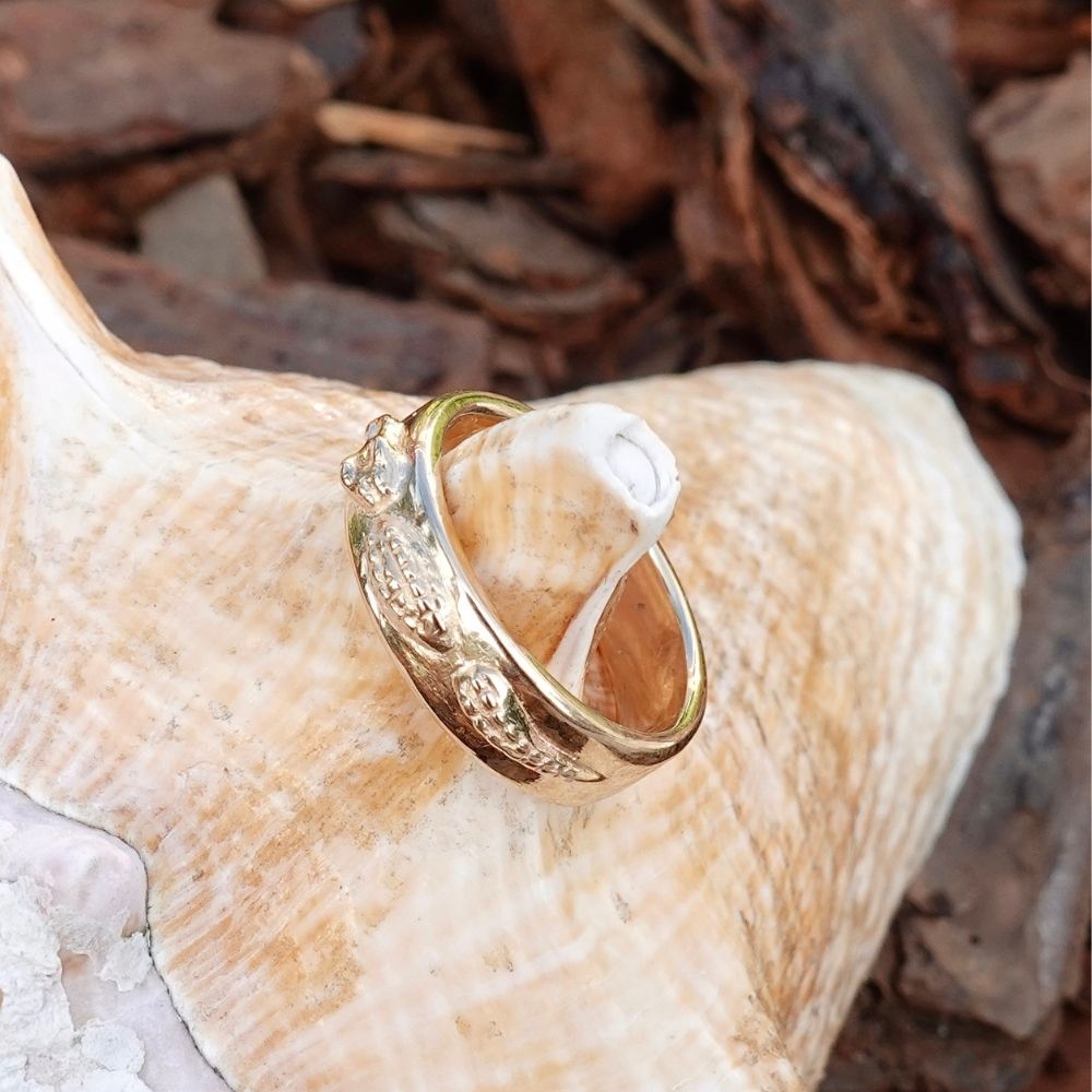 Swimming Alligator, 14K gold