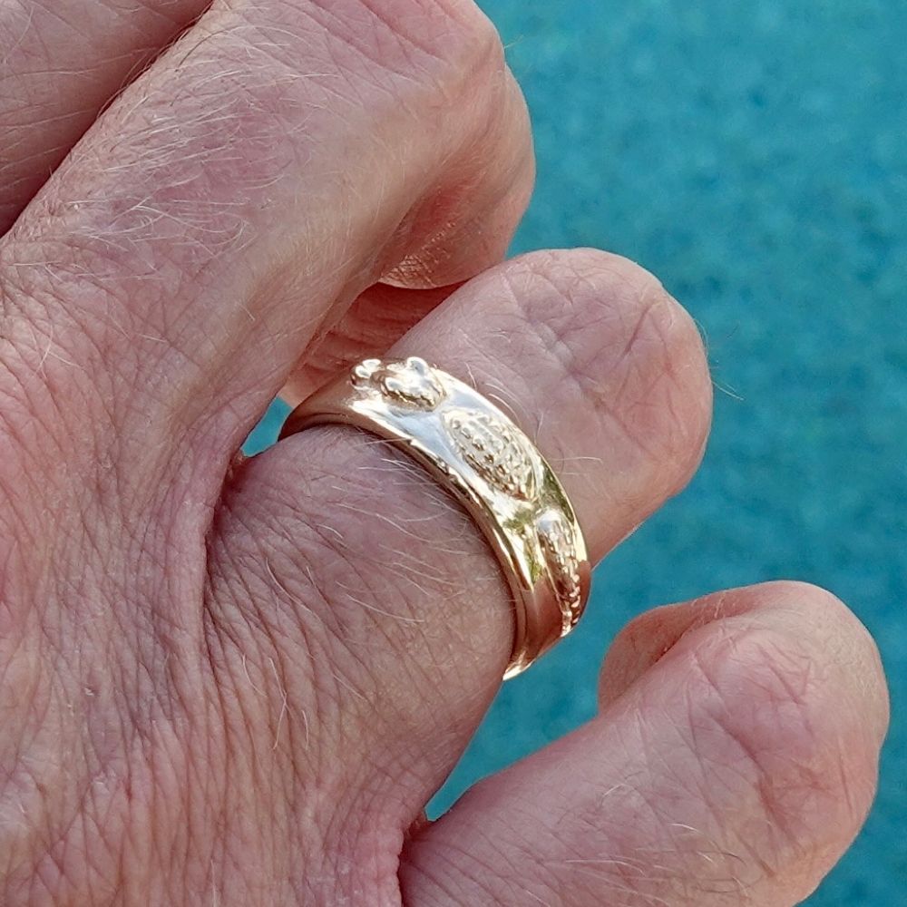 Swimming Alligator, 14K gold